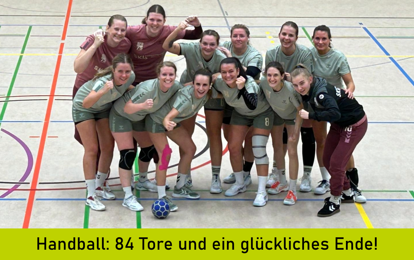 Jubelfoto der Handballerinnen nach dem 43:41-Sieg gegen Neuss