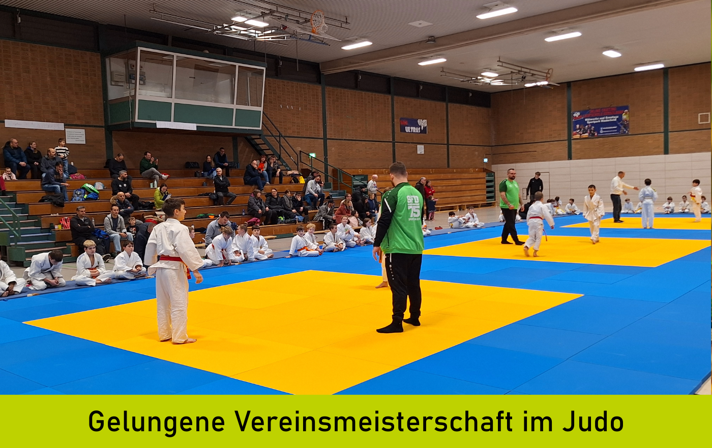 Totale von der Sporthalle mit Judomatten