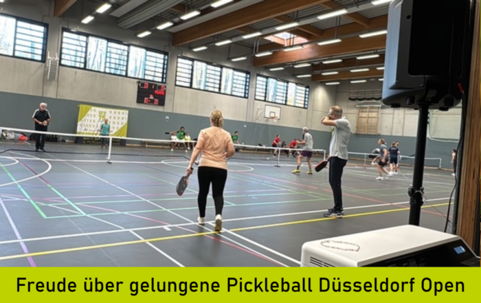 Pickleball Spielerinnen und Spieler in der Halle