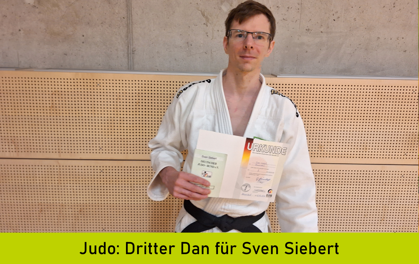 Sven Siebert mit einer Urkunde