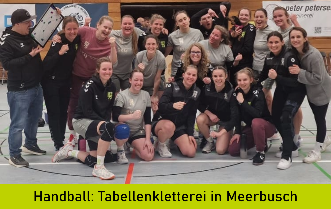 Jubelfoto der Handballerinnen gegen Meerbusch