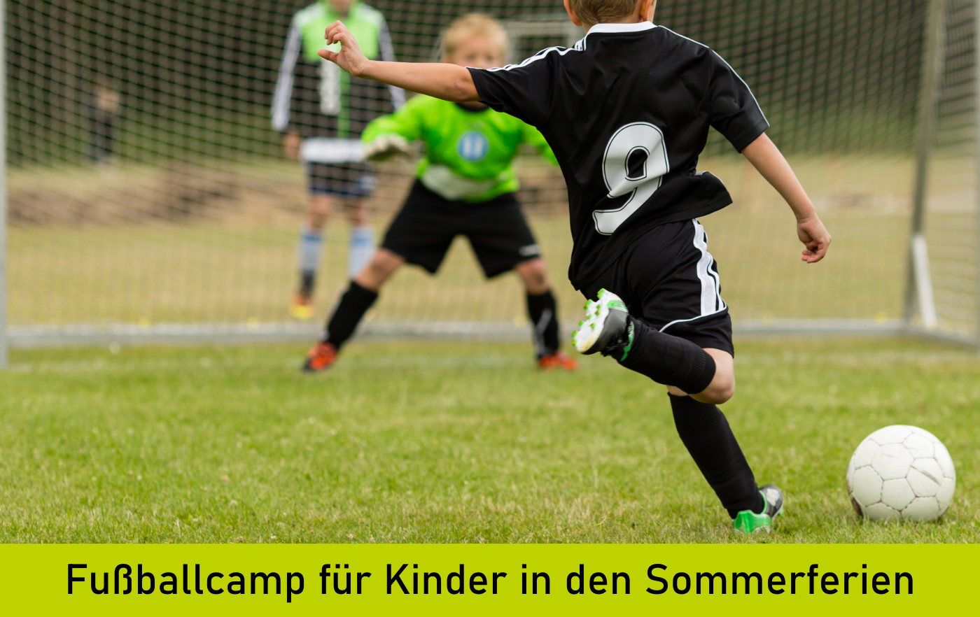 Kinder spielen Fußball