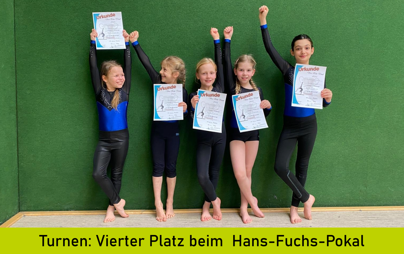 Junge Turnerinnen freuen sich mit Urkunden