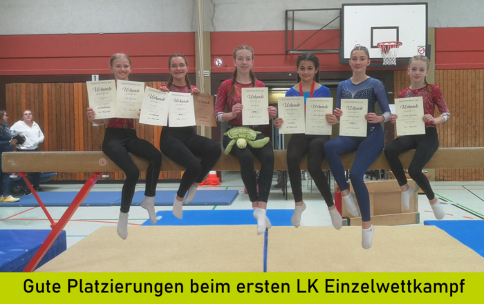 Turnerinnen mit Urkunden auf dem Schwebebalken